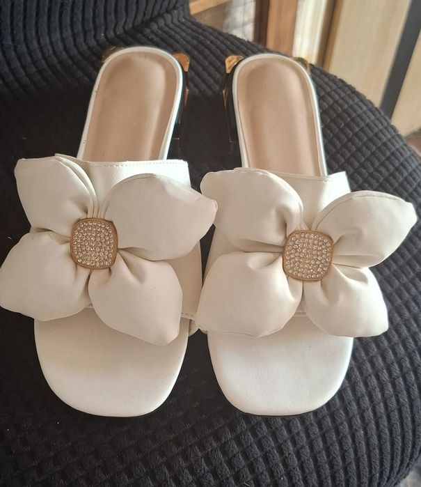 Letnie klapki eleganckie ecru 36.