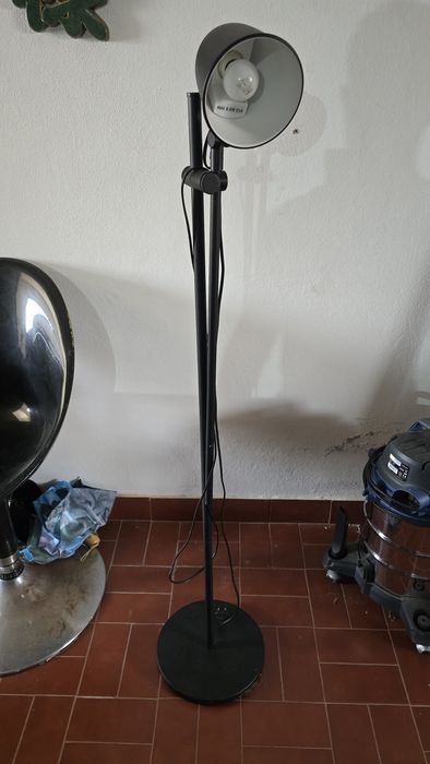 Candeeiro de pé preto