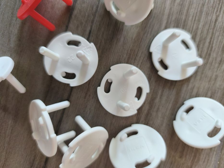 9 Protetores p/tomadas, branco e 1 vermelho (chave)