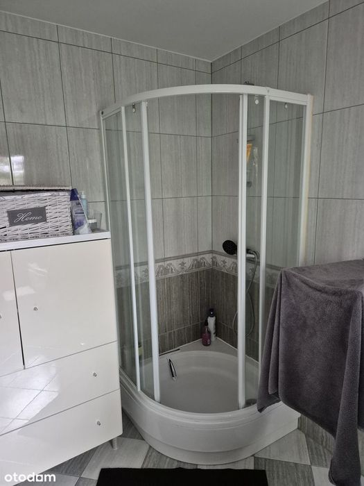 Odnowiony dom szeregowy gotowy do zamieszkania od zaraz, bezpośrednio.