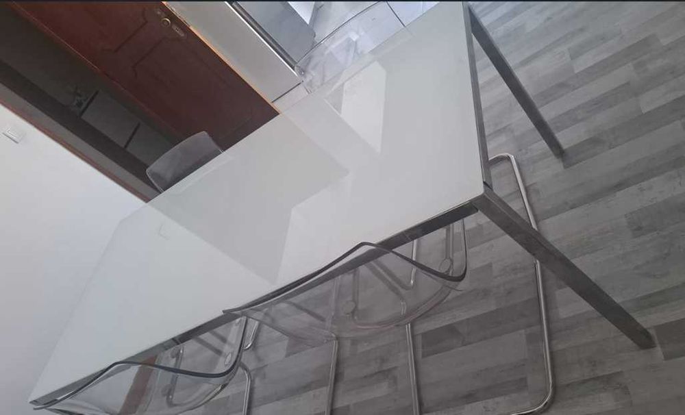 Mesa com estrutura em aluminio com tampo em  vidro + quatro cadeiras