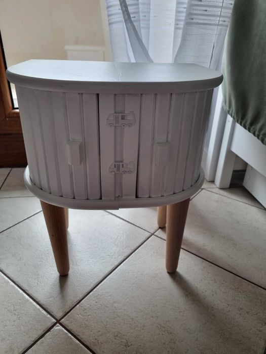 Szafka nocna z chlebakow, ryflowana biala, drewno