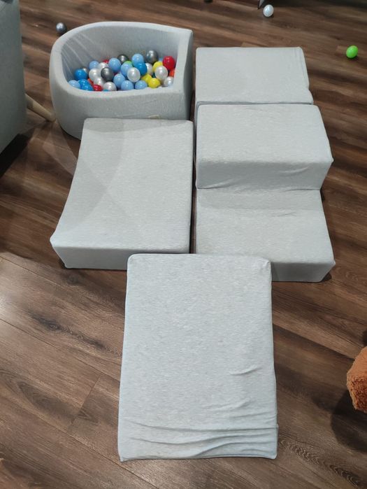 Piankowy tor przeszkód, basen z kulkami