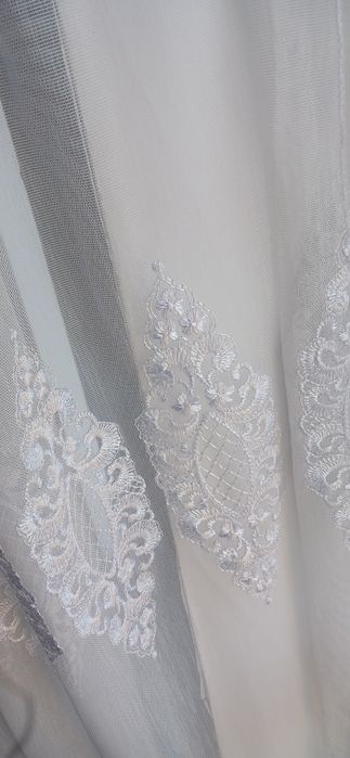 Тюль кольору айворі та біла з вирізом на балкон