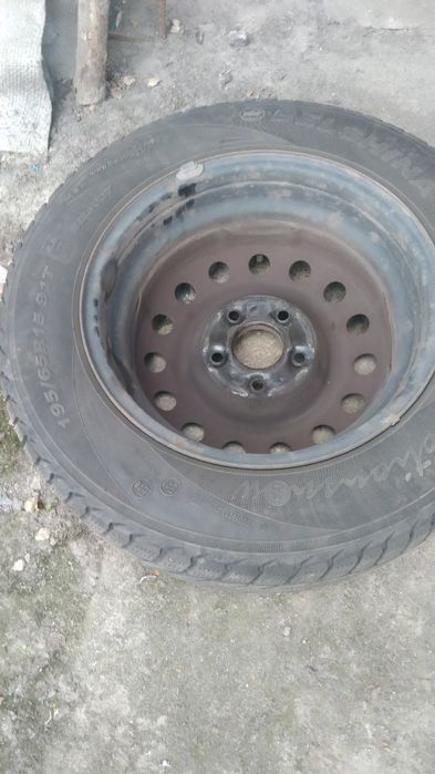 Продам шини з металевими дисками  195/65R15