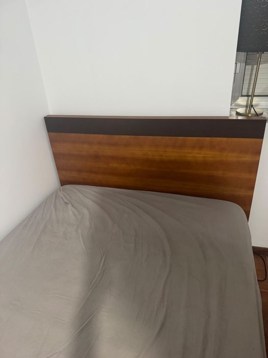 Cama com  colchao e estrado