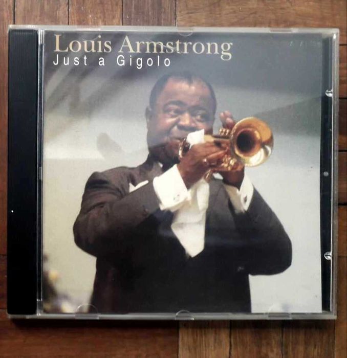 Vários CDs:  Louis Armstrong, No Doubt, Madonna, Dido, Nuno Guerreiro,  etc