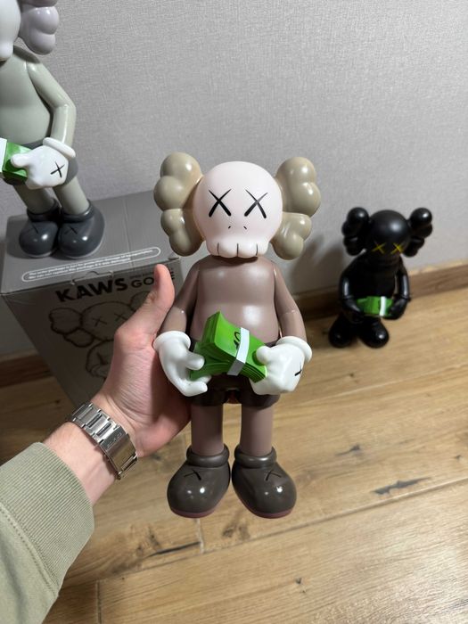 Фігурка KAWS Bearbrick CASH | стильна колекційна іграшка-статуетка Кавс Бербрик у сучасному арт-дизайні з грошовим мотивом