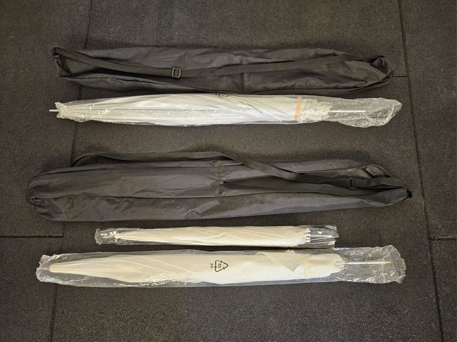 Sombrinhas e suportes de sombrinhas.