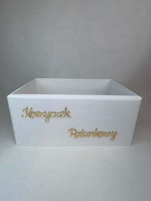 Pudełko białe z złotymi napisami