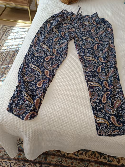 Calças estampadas com padrão paisley