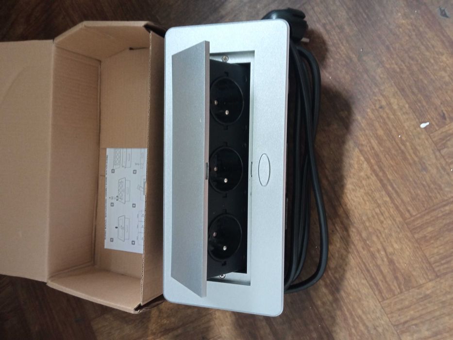 Gniazdo wpuszczane DESIGN LIGHT 3x230V przewód 3m