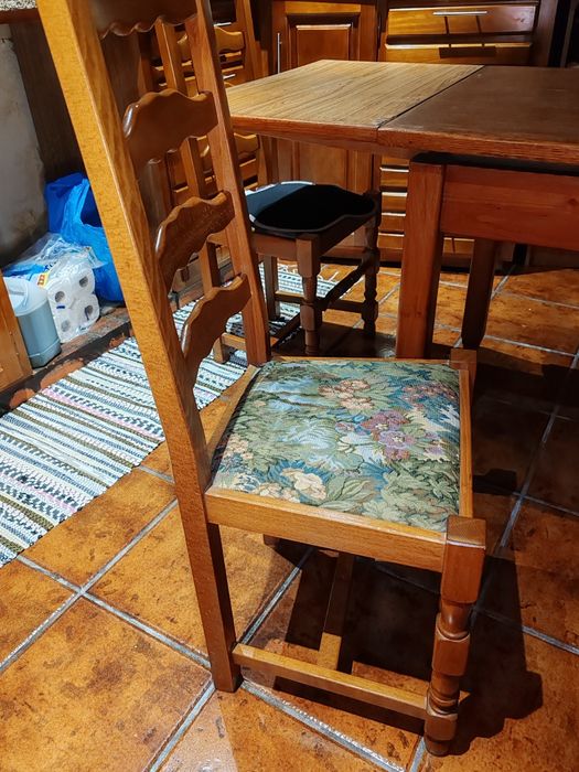 Vendo mesa de jantar em madeira com 6 cadeiras