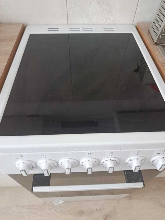 Mam na sprzedaż kuchenkę elektryczną Indesit J55V5GSWP. :