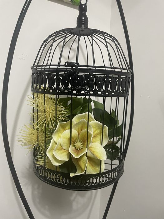 Gaiola preta com decoracao