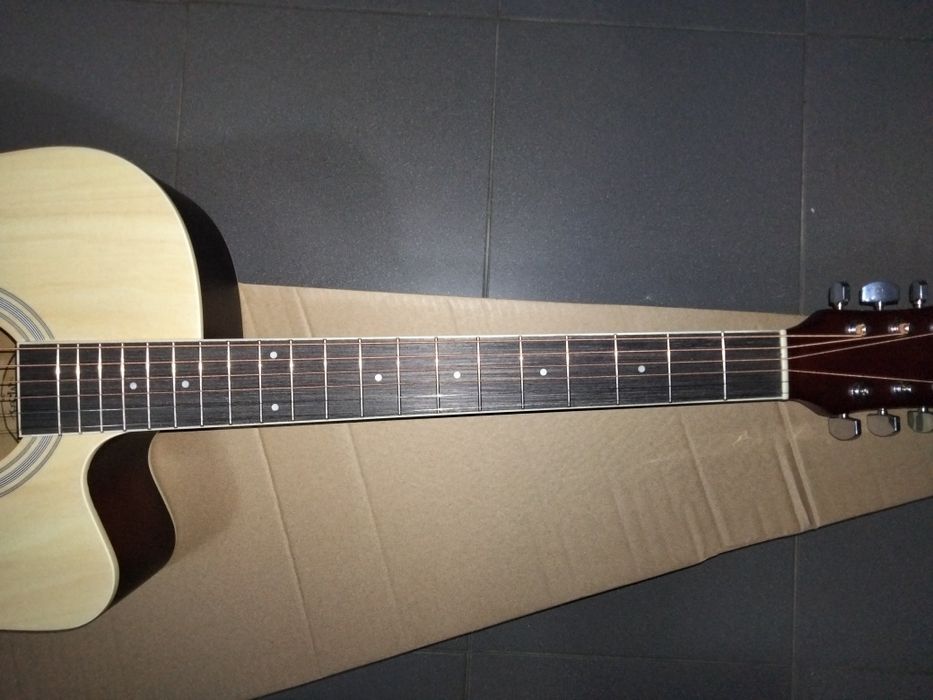Guitarra cutaway - eletrificada