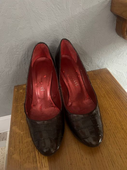 Продають жіноче взуття Gucci
