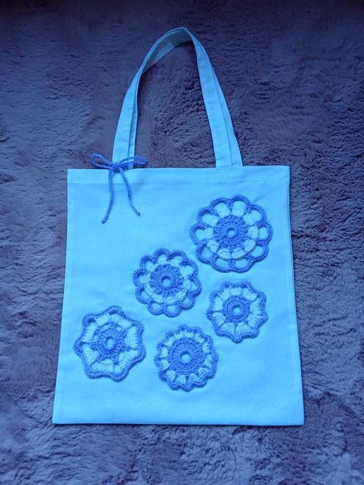 Tote Bag em tecido e flores em crochê