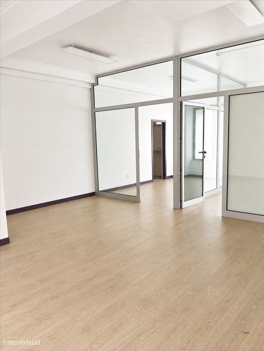 Loja Remodelada para Arrendamento na Ramada | 87 m² | €1.100/mês