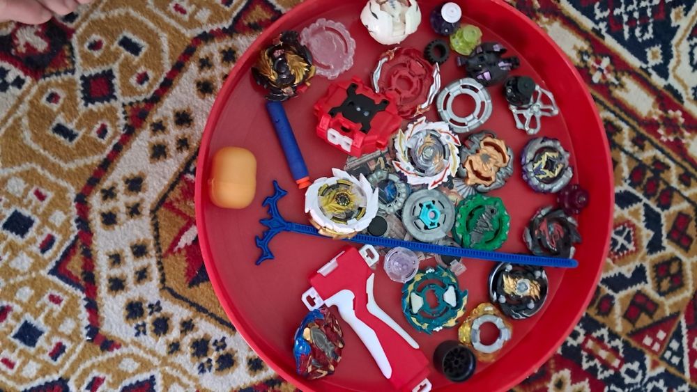 Іграшки різні. Бейблейди, бакуган. Beyblayde, Bakugan.