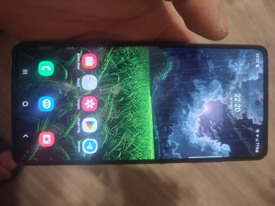 Продам телефон Samsung s20 fe 5g 6/128 в хорошому стані з невеликим дефектом
