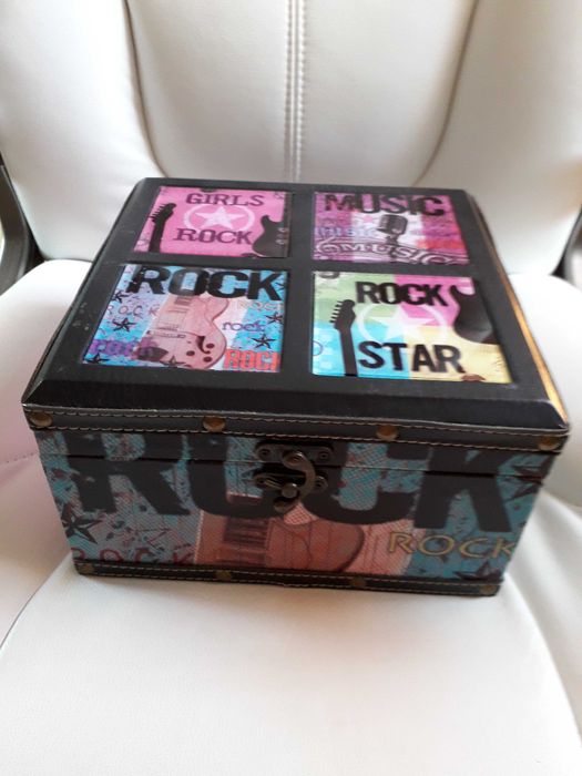 Caixa  madeir forrada a tela e couro ROCK STAR GIRLS MUSIC usada/Nova