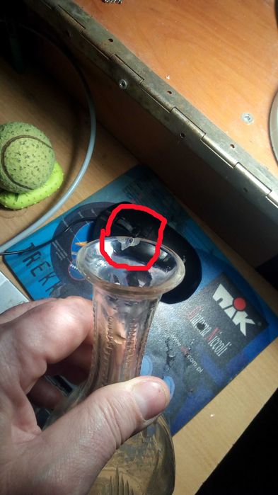 графин хрустальный на блюде.