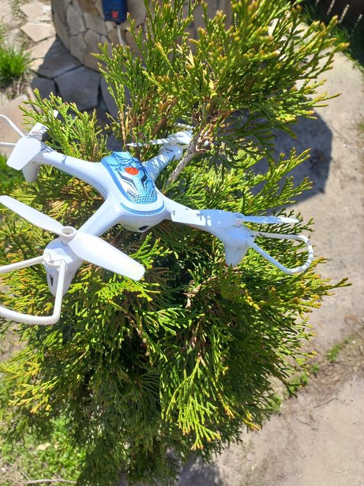 Іграшковий дрон...