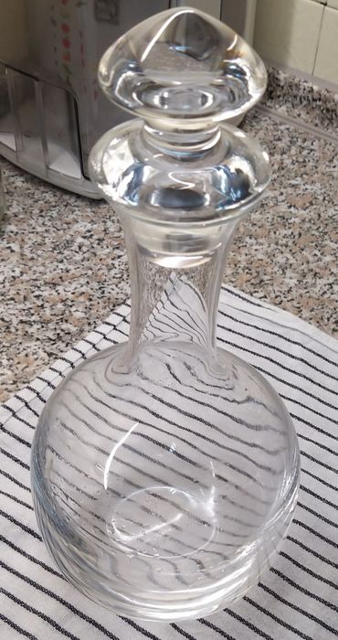 Garrafa de cristal, com tampa.