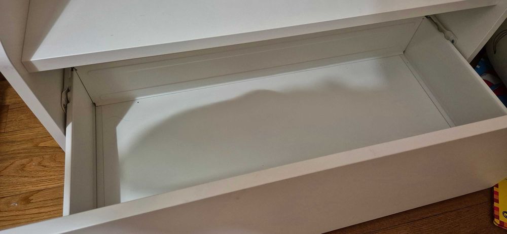 Vendo estante infantil IKEA BERGIG para guardar livros.