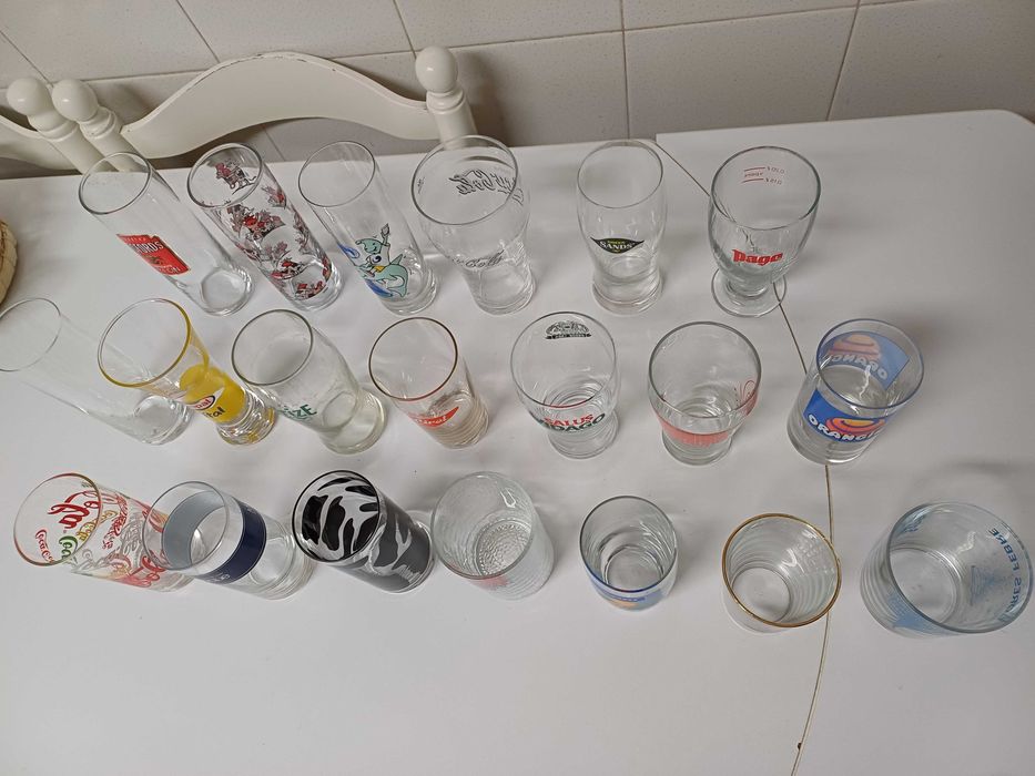 Copos de agua e sumo com várias marcas 20 unidades