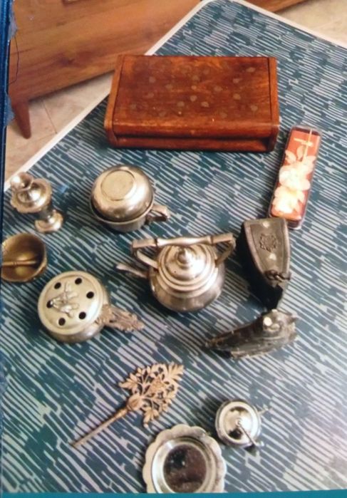 Pequenos objetos de antiguidades usados em bom estado