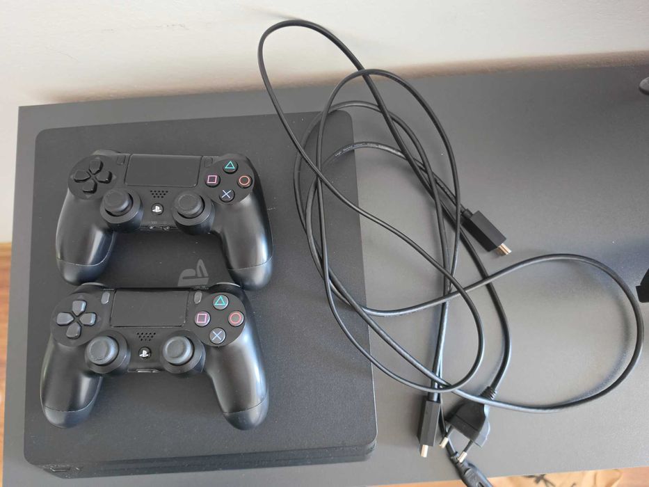 Konsola ps4  pamięć 1T dwoma padami