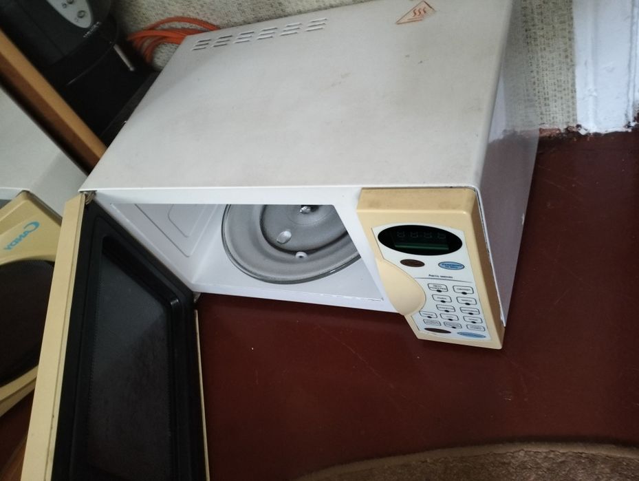 Мікроволновка круте , але не гріє.