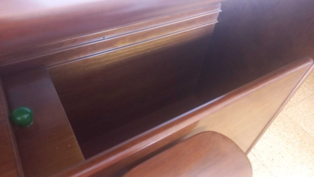 Cómoda/ móvel com depósito no interior