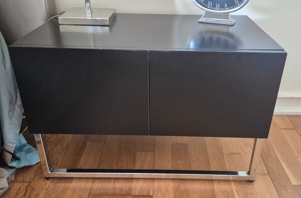 Mesa de cabeceira de cor preta