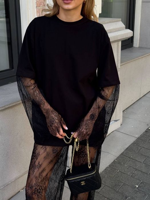 Чорна футболка з мереживними рукавами