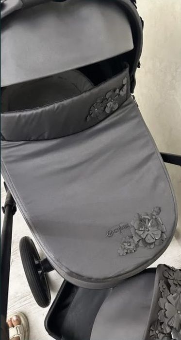 Cybex Priam Simply Flowers Grey коляска
