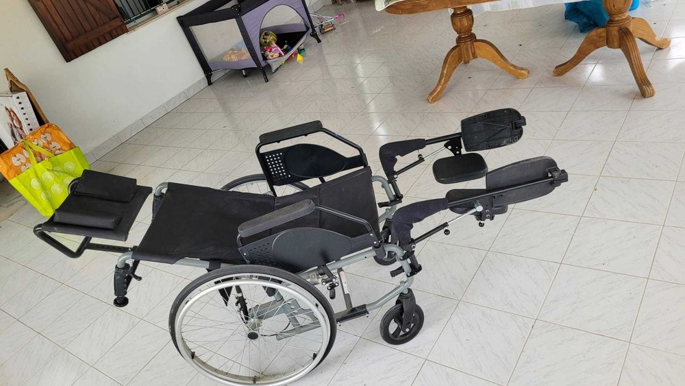 Cadeira de rodas com apoio cabeça