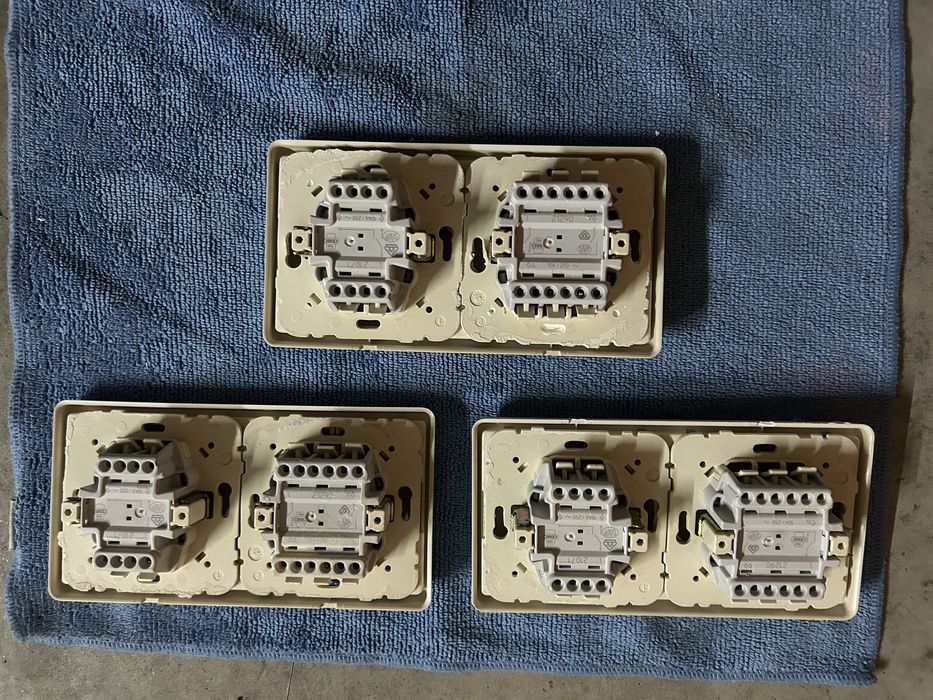 Tomadas, interruptores, comando dos estores...