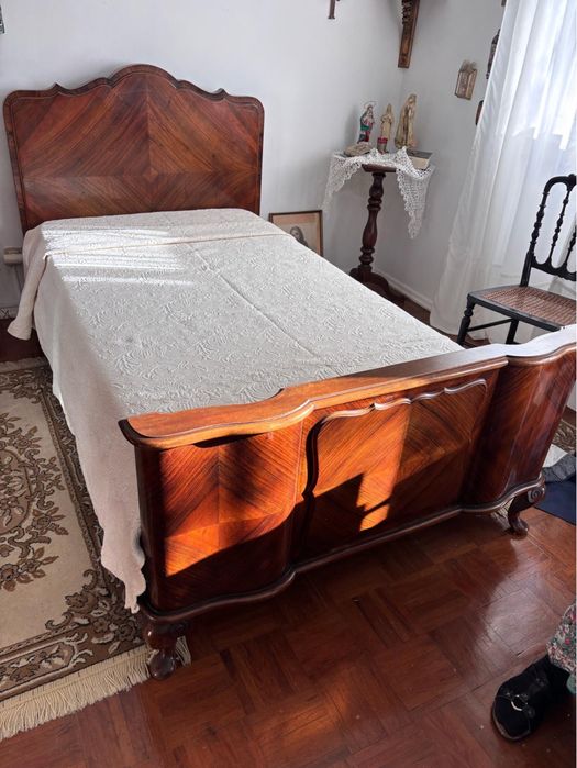 Cama de solteiro de época