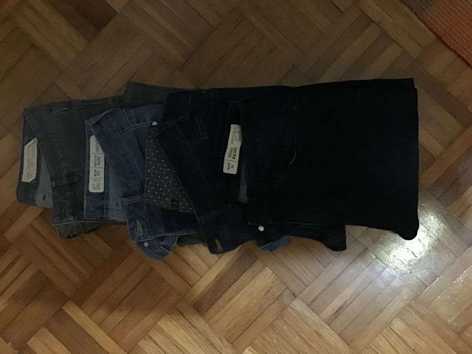 4 pares de calças de ganga, jeans