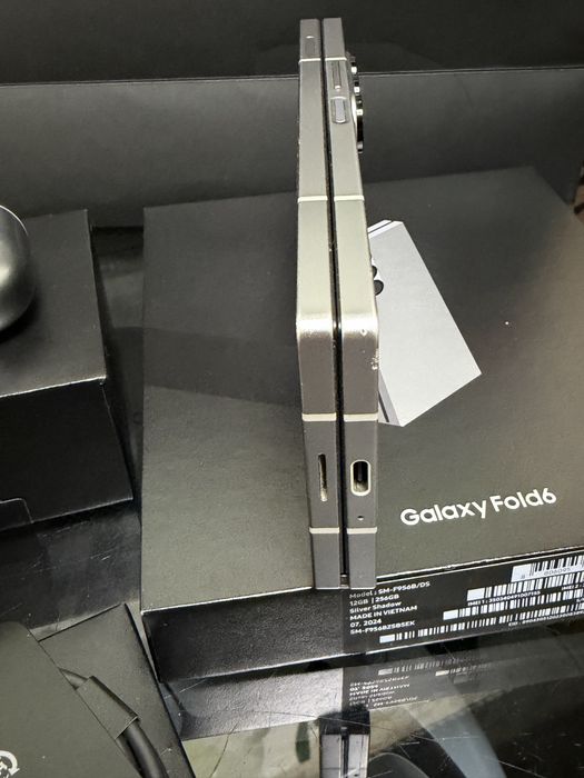 Samsung Galaxy Z Fold 6 + Samsung Galaxy Buds 3 Pro