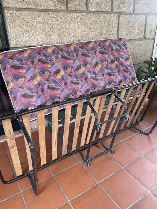 Cama com colchao de solteiro