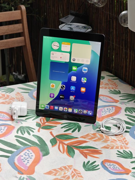 Jak nowy Apple iPad A2429 128GB SSD, oryginalny ładowarka, stan bardzo dobry