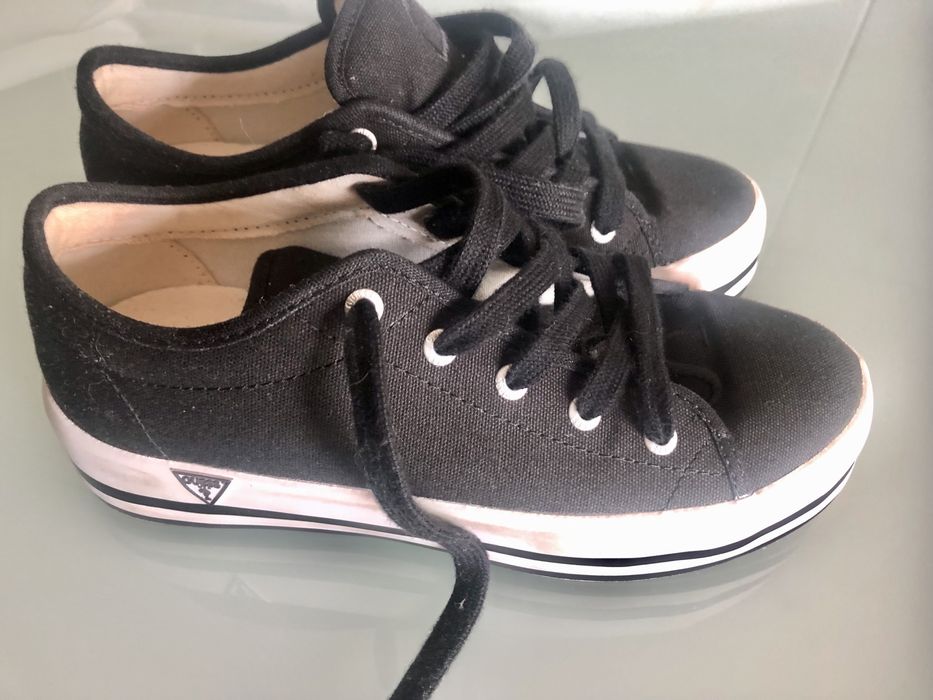 Sapatilhas pretas, Guess