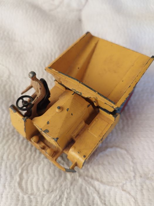 Carro muito antigo da Dinky Toys.  vendido no estado em que se encontr