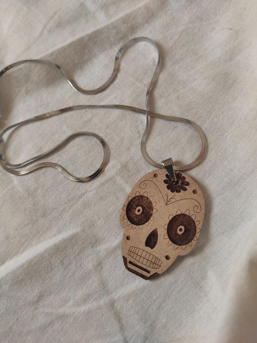 Colar de madeira caveira (hand made)