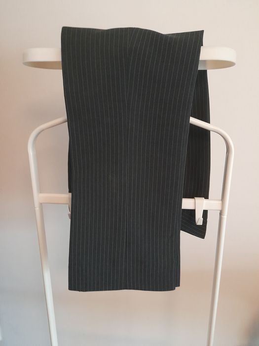 Fato:casaco e calças cinzento escuro comrisca cinzenta