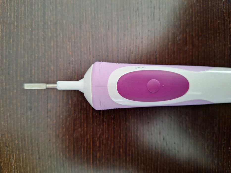Escova de dentes elétrica Oral-B Braun + Base de carregamento